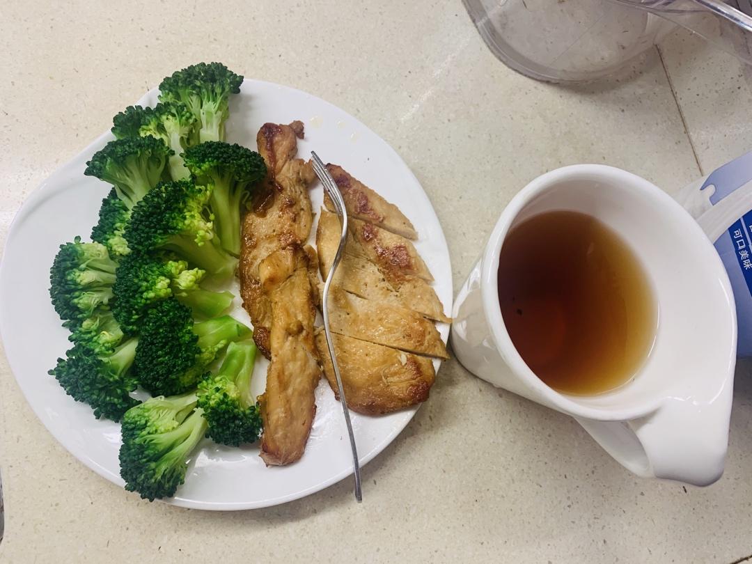 烤鸡胸肉牛油果藜麦沙拉