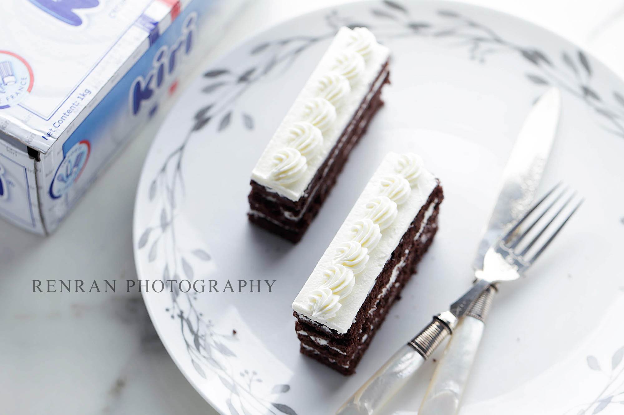 Kiri奶油芝士食谱——奶油芝士霜饰巧克力海绵蛋糕的做法