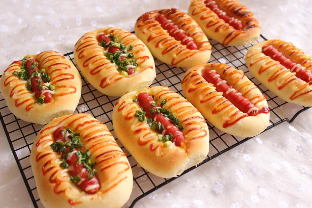 一只小困做的肠仔包