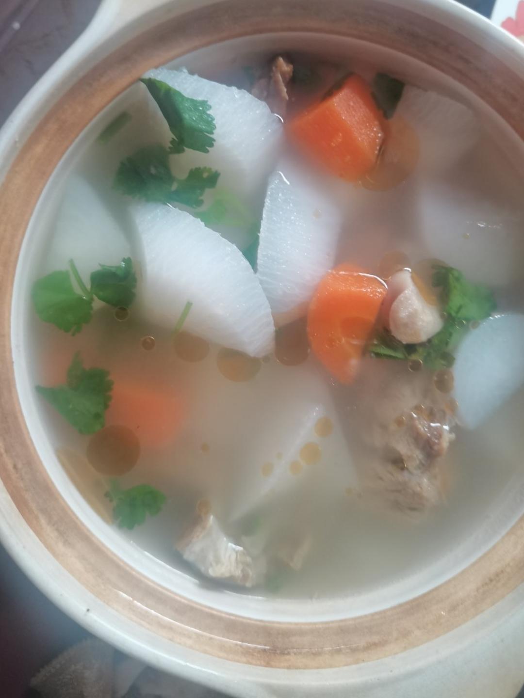 清炖羊排，老爸的拿手菜，汤鲜味浓，羊肉软烂，连萝卜都非常好吃