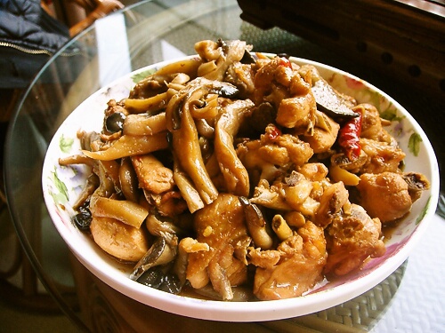 去皮鸡翅中炒平菇