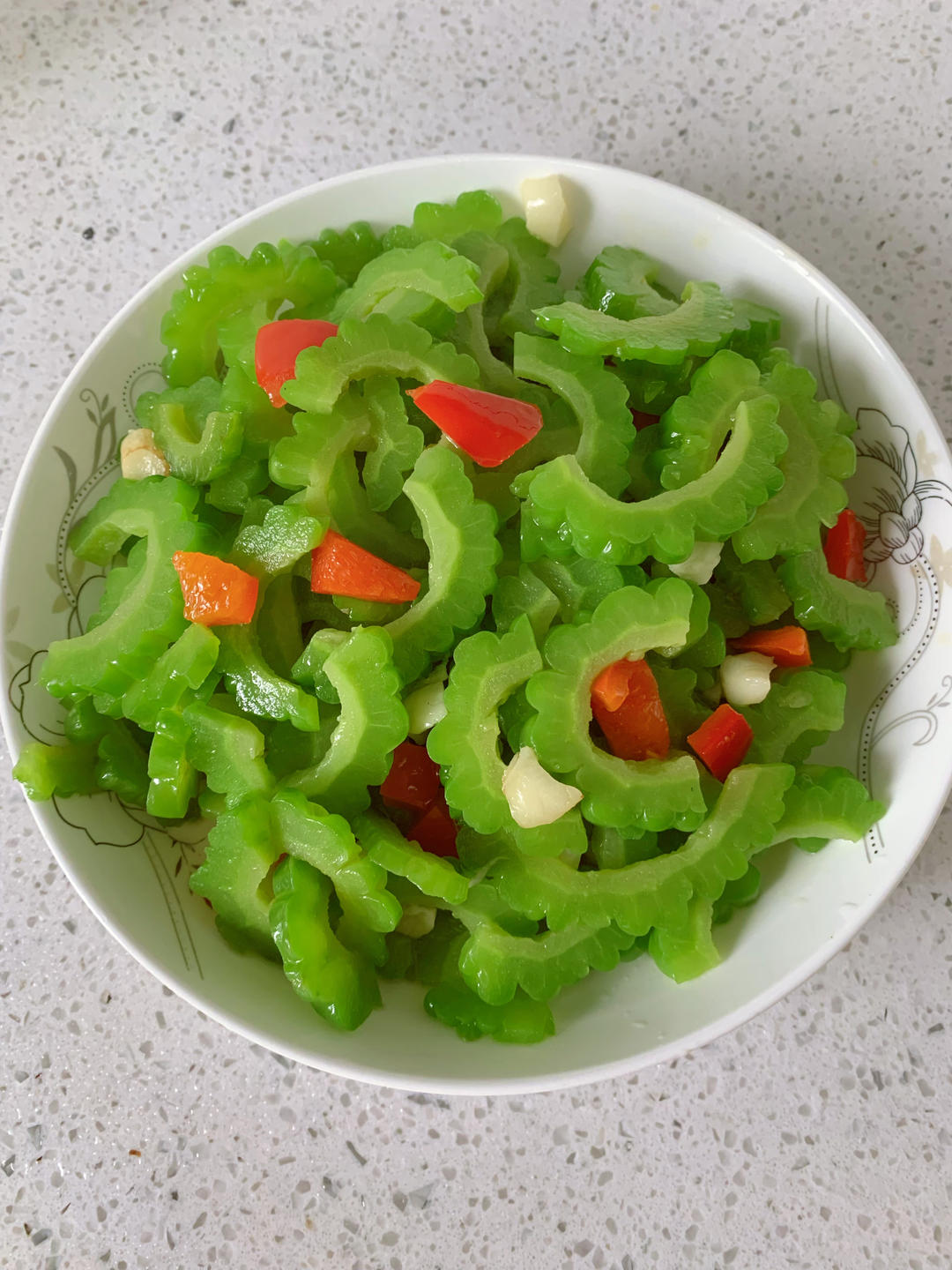 夏天的餐桌怎么能少得了一盘清炒苦瓜呢～的做法