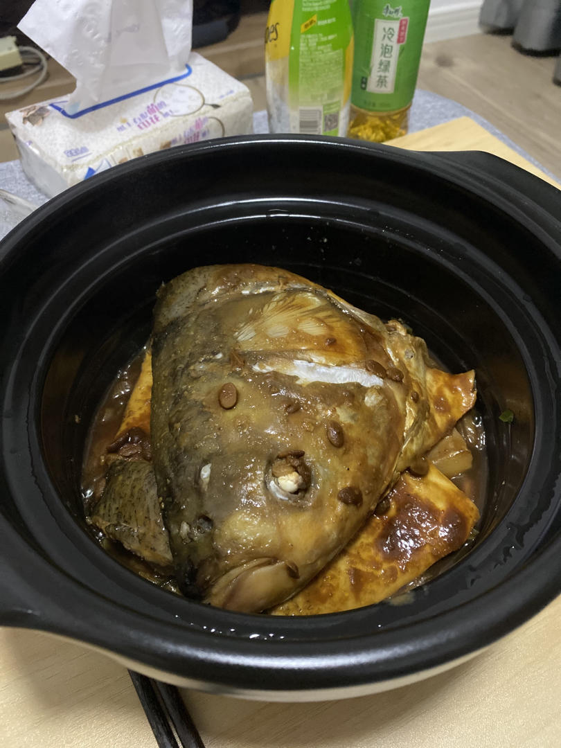鱼头还在清蒸和煲汤？教你一招让鱼头闻着香吃着嫩，家人吃了还想再吃-生焗鱼头煲