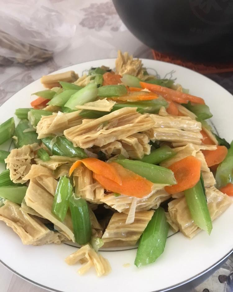 你若盛开,清风徐来做的芹菜炒腐竹