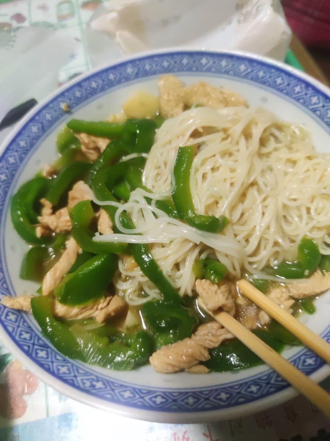 经典的家常菜，青椒炒肉丝，简单的食材也能做出如此美味