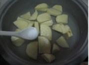 土豆腊肉炖火锅的做法 步骤2