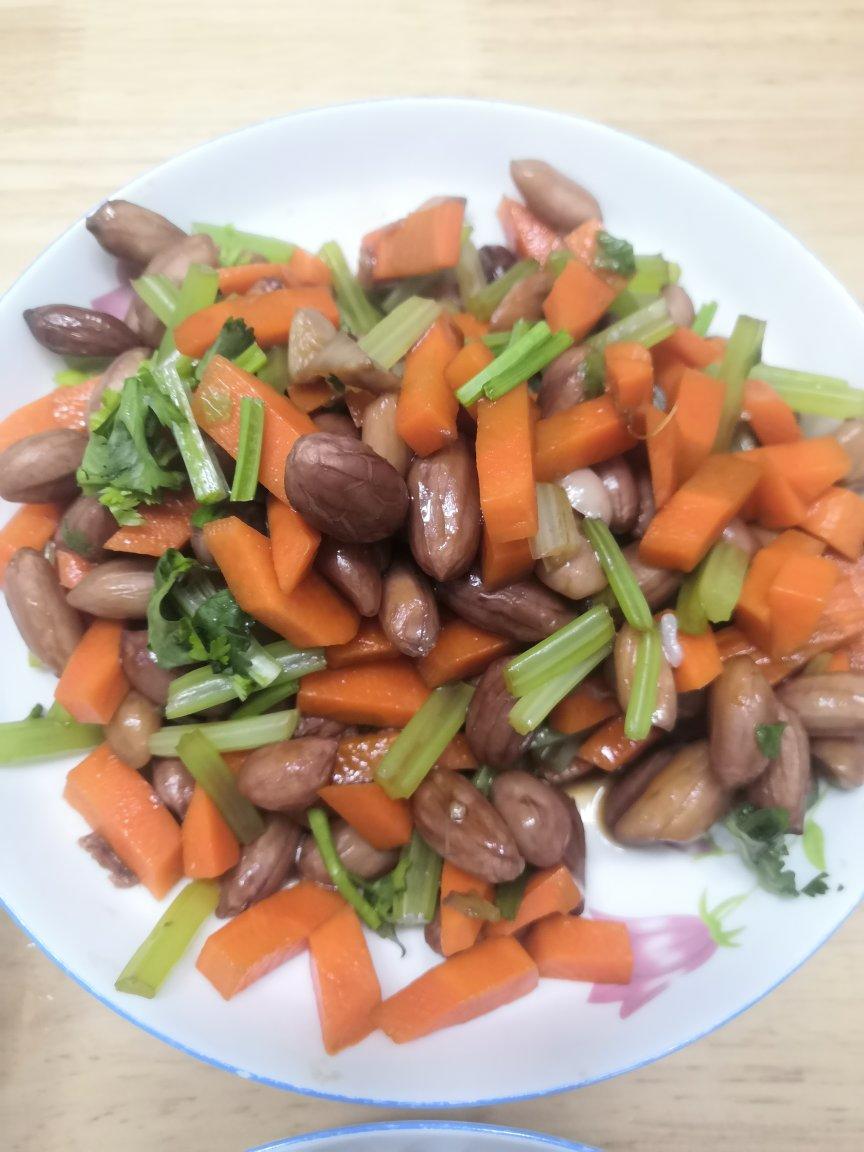 凉拌芹菜花生米胡萝卜