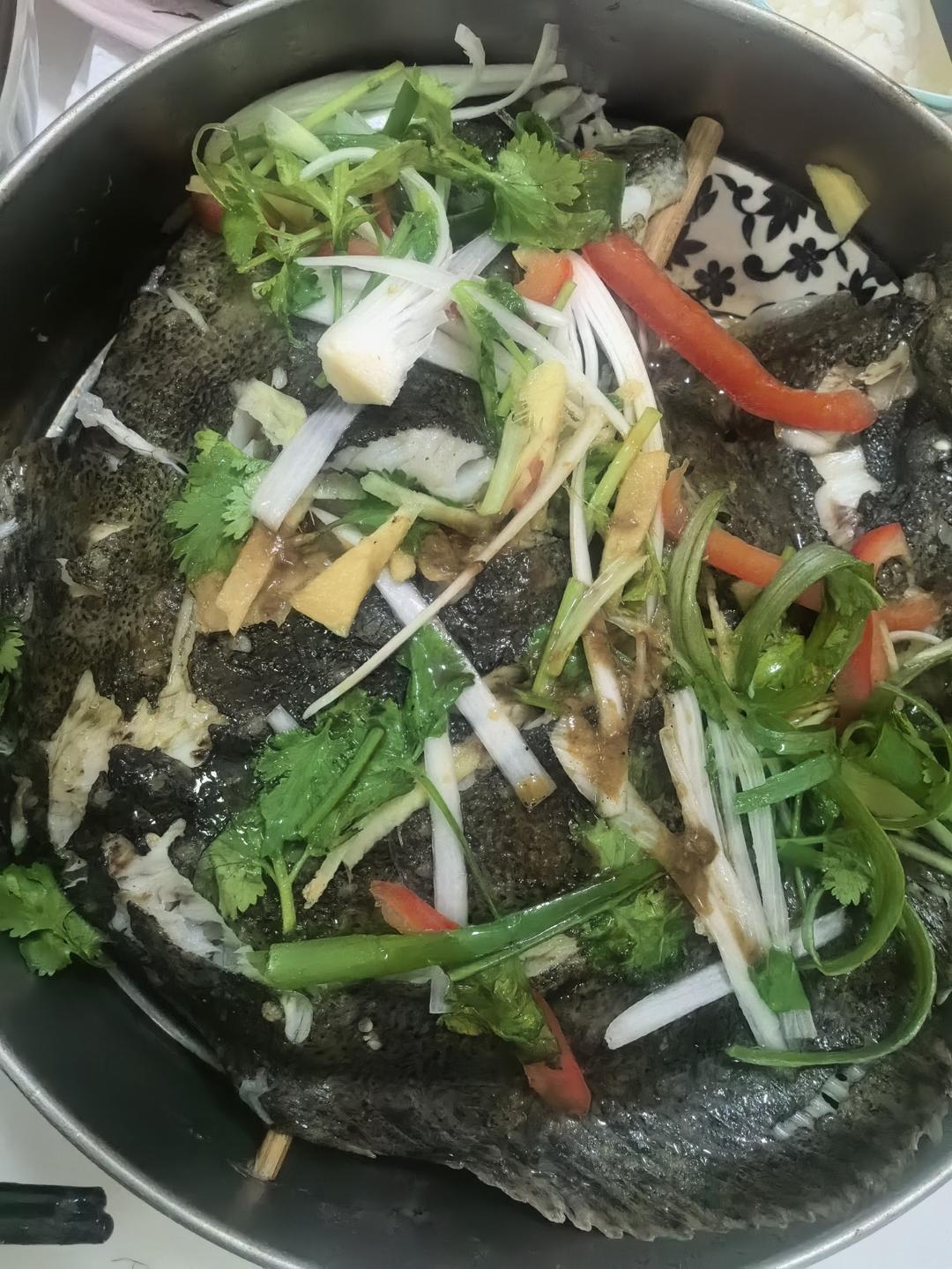 为什么广东人做清蒸多宝鱼那么好吃？教你正确做法，鲜嫩没有腥味