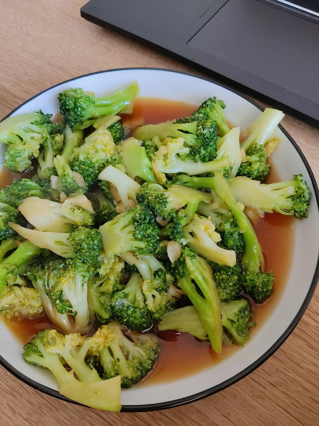 清炒西蓝花，口味清淡，营养价值高