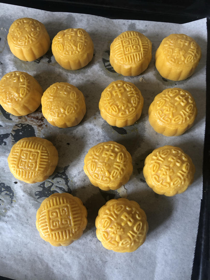 💃奶黄流心月饼——这是可以让你坐稳朋友圈厨霸位置的月饼🥮，没人点赞算我输👎