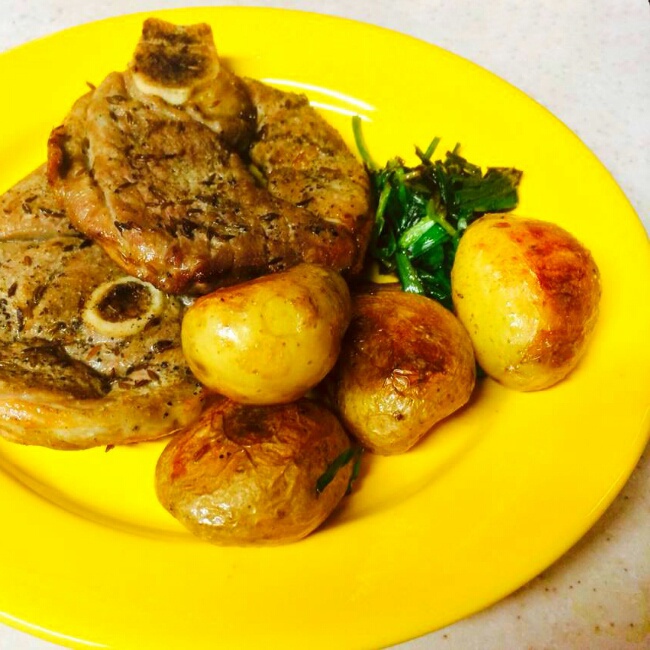 嫩烤羊排配土豆