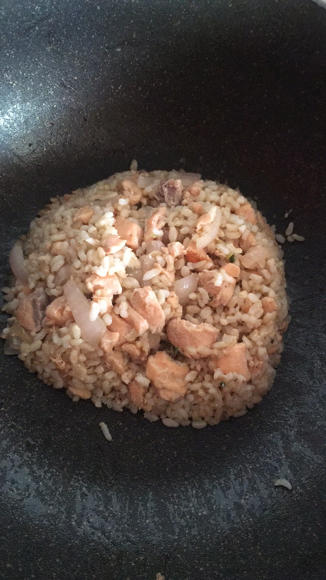 无油三文鱼炒糙米饭的做法