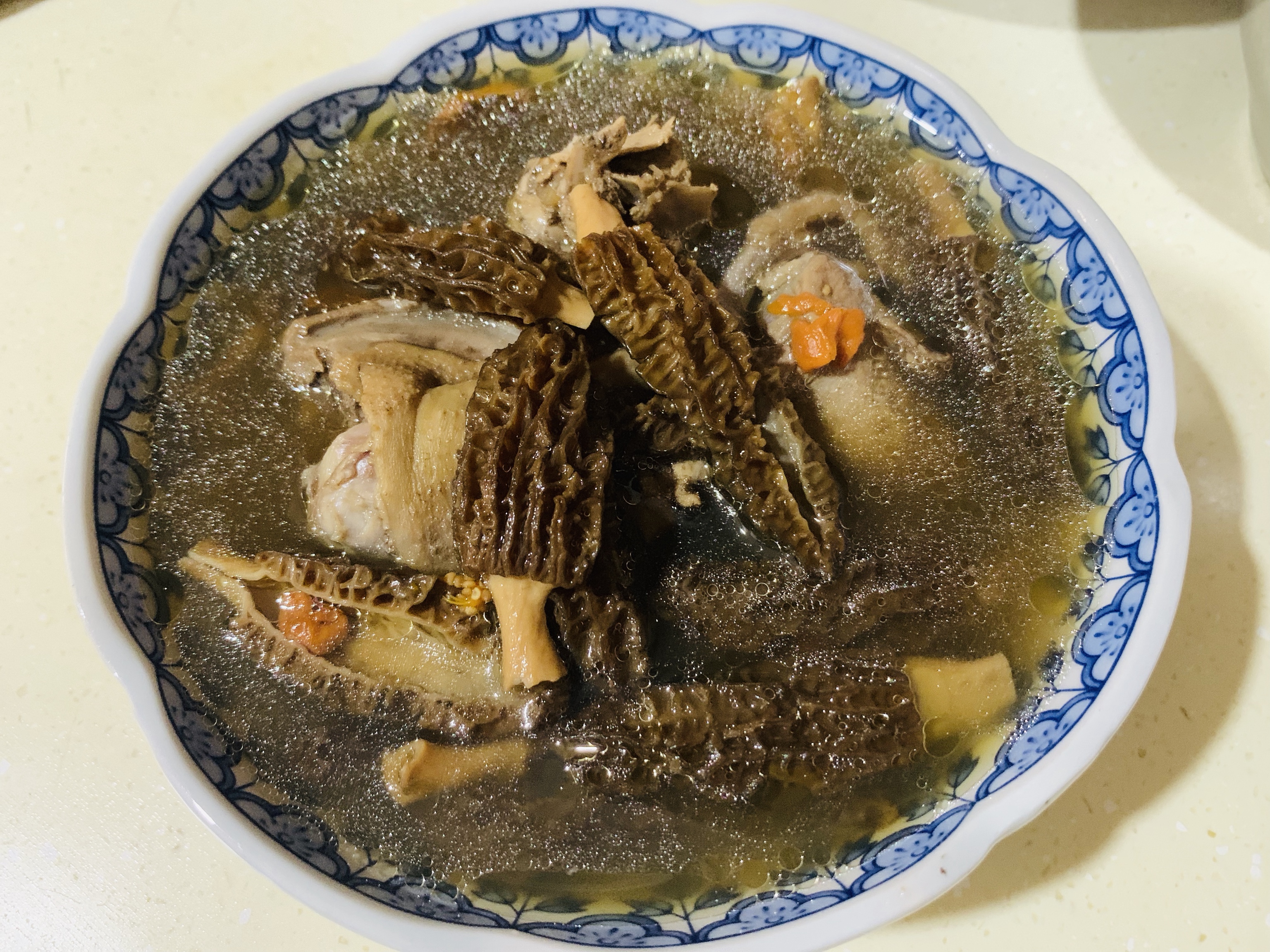 羊肚菌鸽子汤的做法