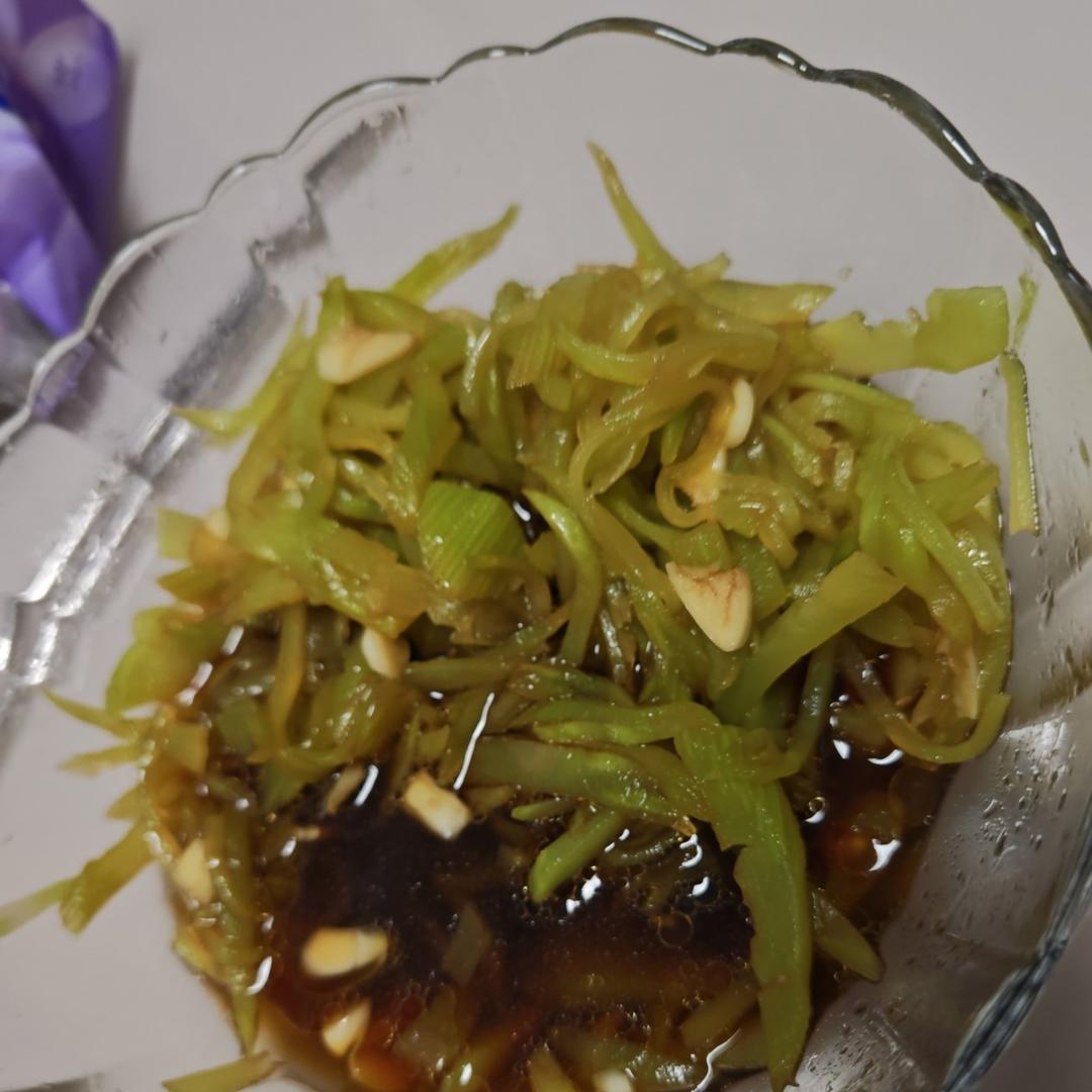 10分钟搞定的快手凉拌菜，清脆爽口的凉拌莴笋丝