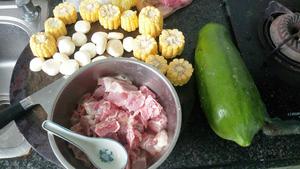 甜滋滋木瓜排骨马蹄玉米汤的做法 步骤2