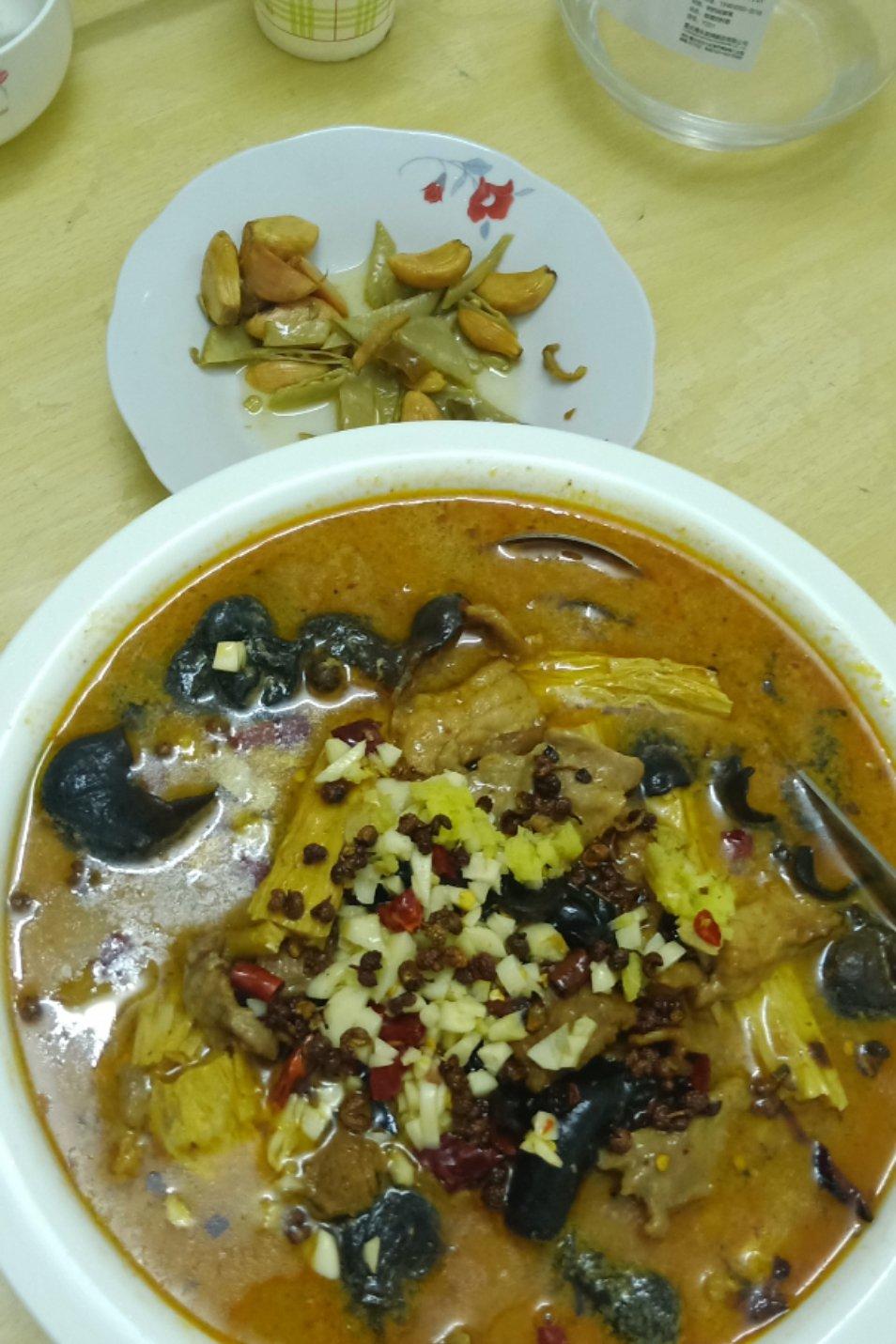 五花肉干锅茶树菇