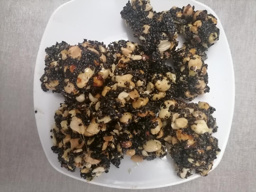 无敌好吃的芝麻花生糖