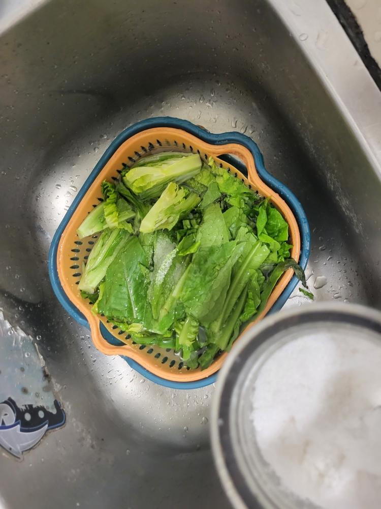 豆豉鲮鱼炒油麦菜的做法 步骤1