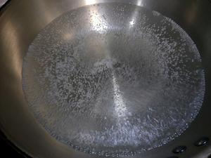 圆形荷包蛋的做法(水煮)的做法 步骤3