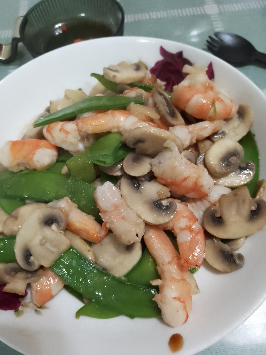 <荷兰豆口蘑虾仁>，欣小厨 😉