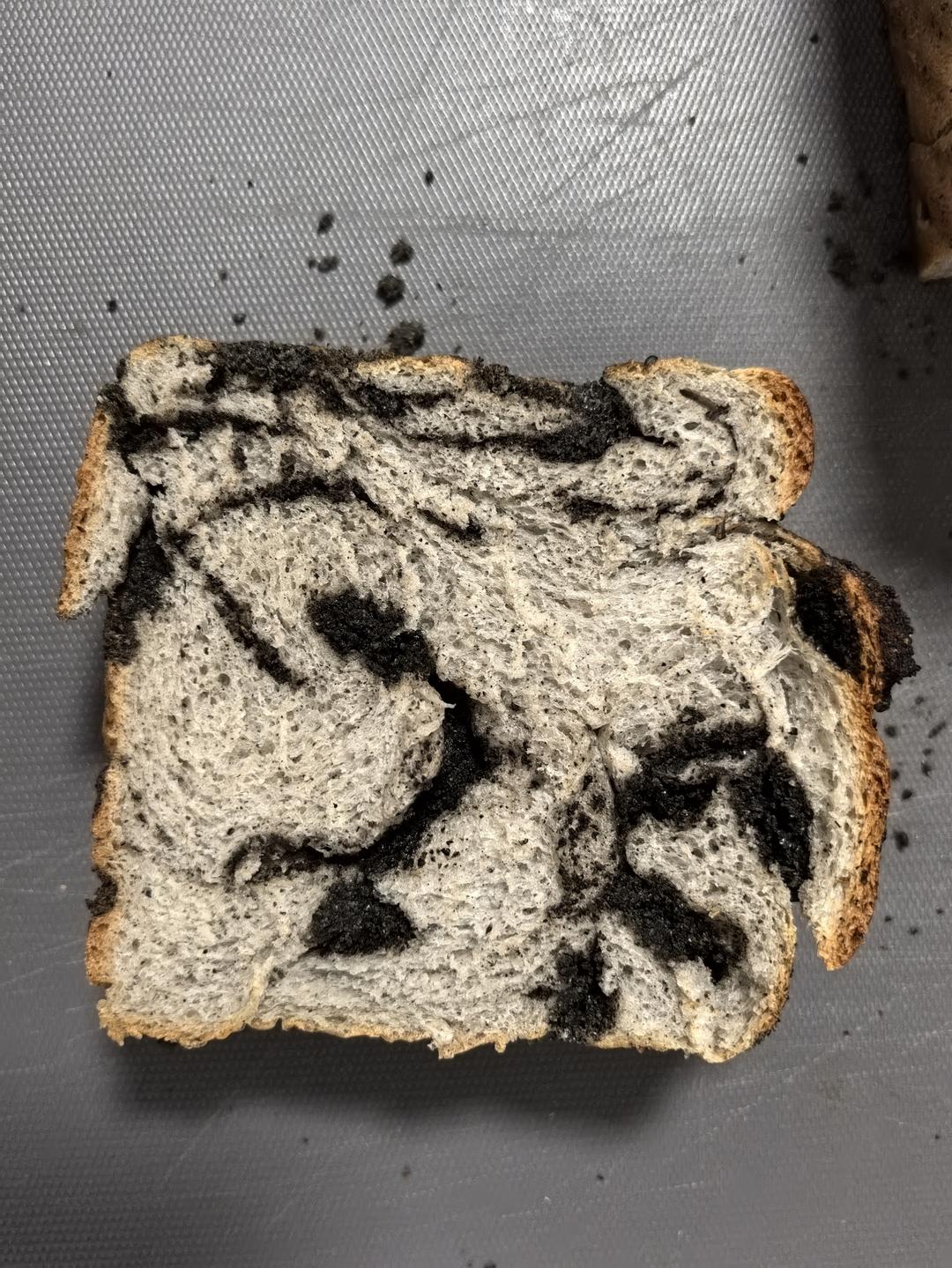 现在面包还能养生了？黑芝麻奶酥吐司