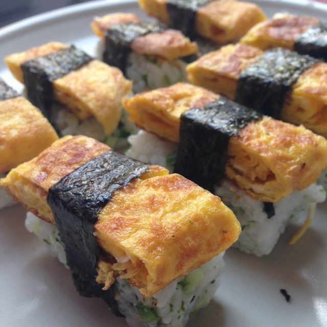 狮字旁做的鸡蛋握寿司