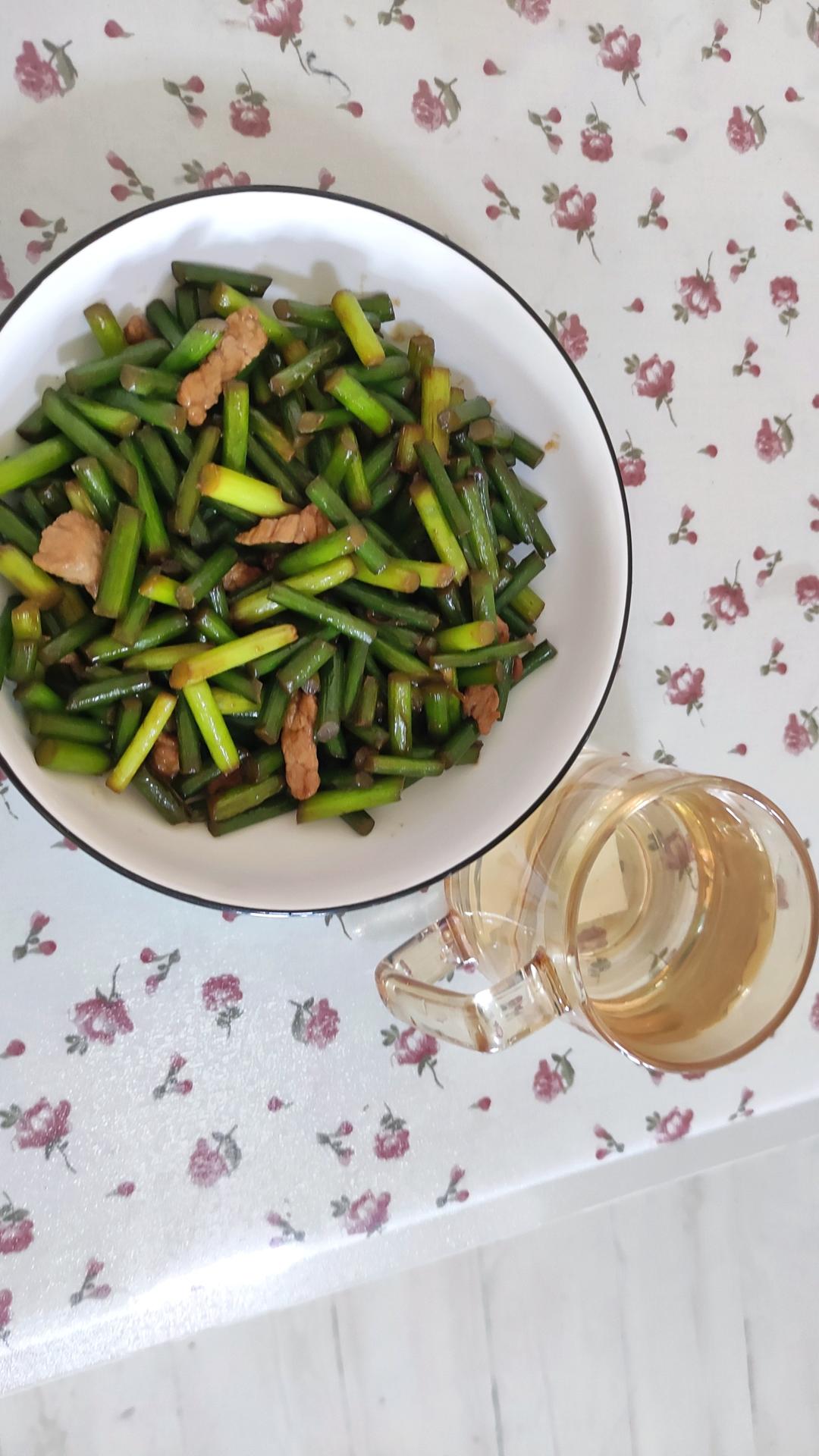 简单易做的下饭菜－蒜苔炒肉