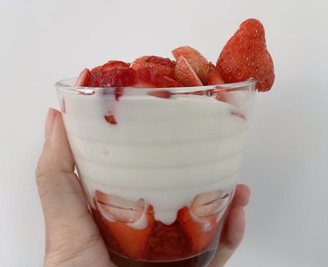 草莓酱草莓酸奶昔