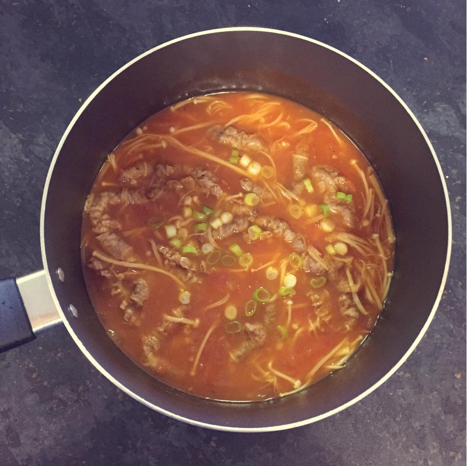 金针菇肥牛番茄锅