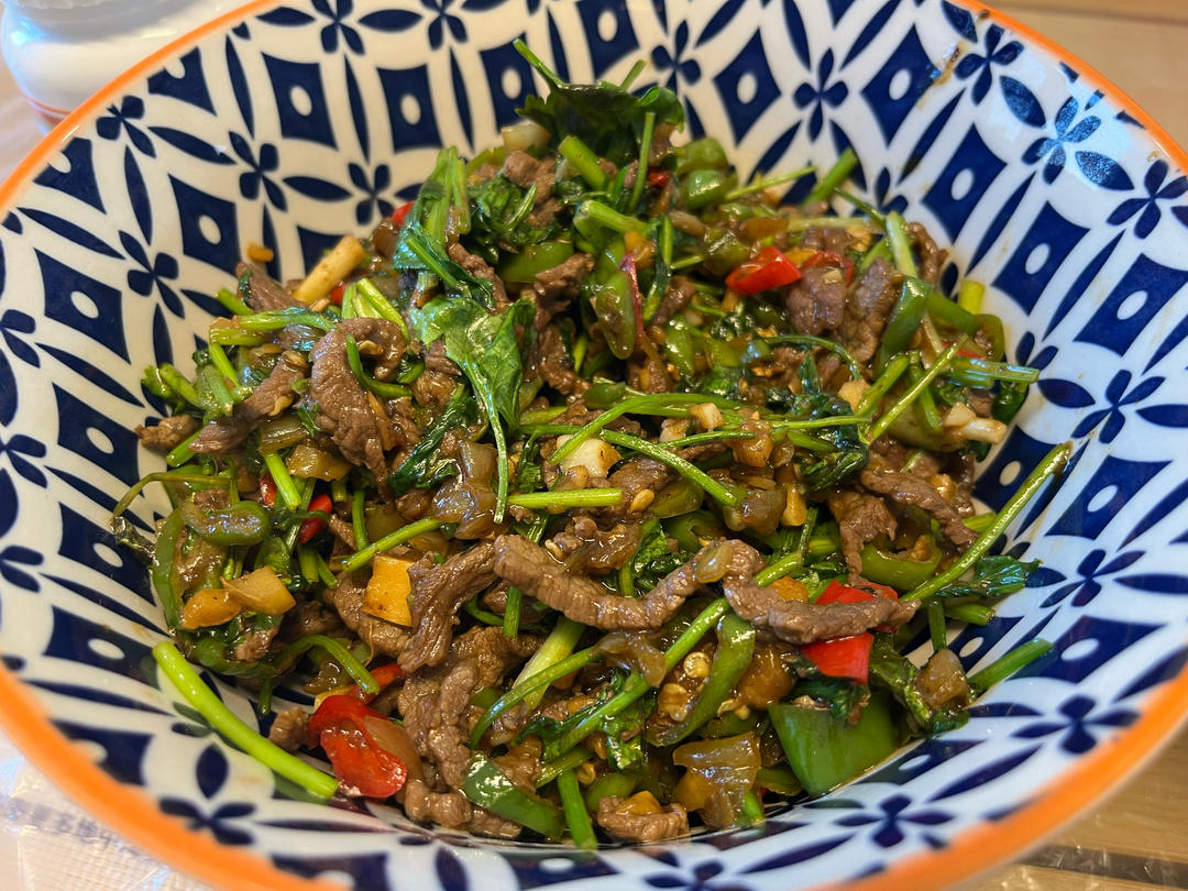 香菜炒牛肉，香辣下饭，爱吃香菜的朋友看过来，拌饭绝了