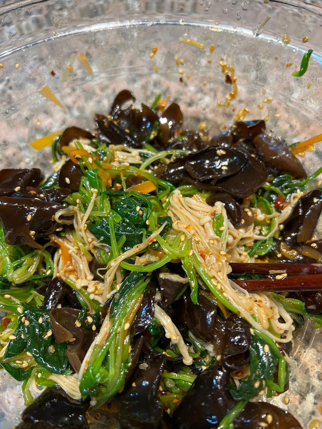 解馋减脂餐！酸辣开胃又下饭的菠菜拌金针菇