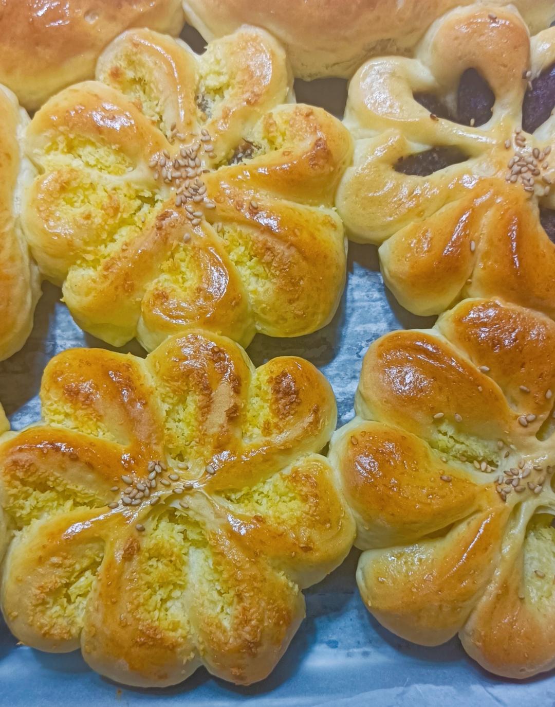 超软花朵椰蓉面包，仅需一次发酵，造型简单立体，持续柔软隔夜不变硬