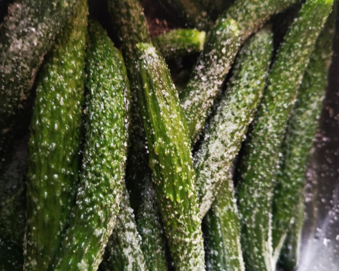 腌制香脆小黄瓜（自制小菜）的做法 步骤2