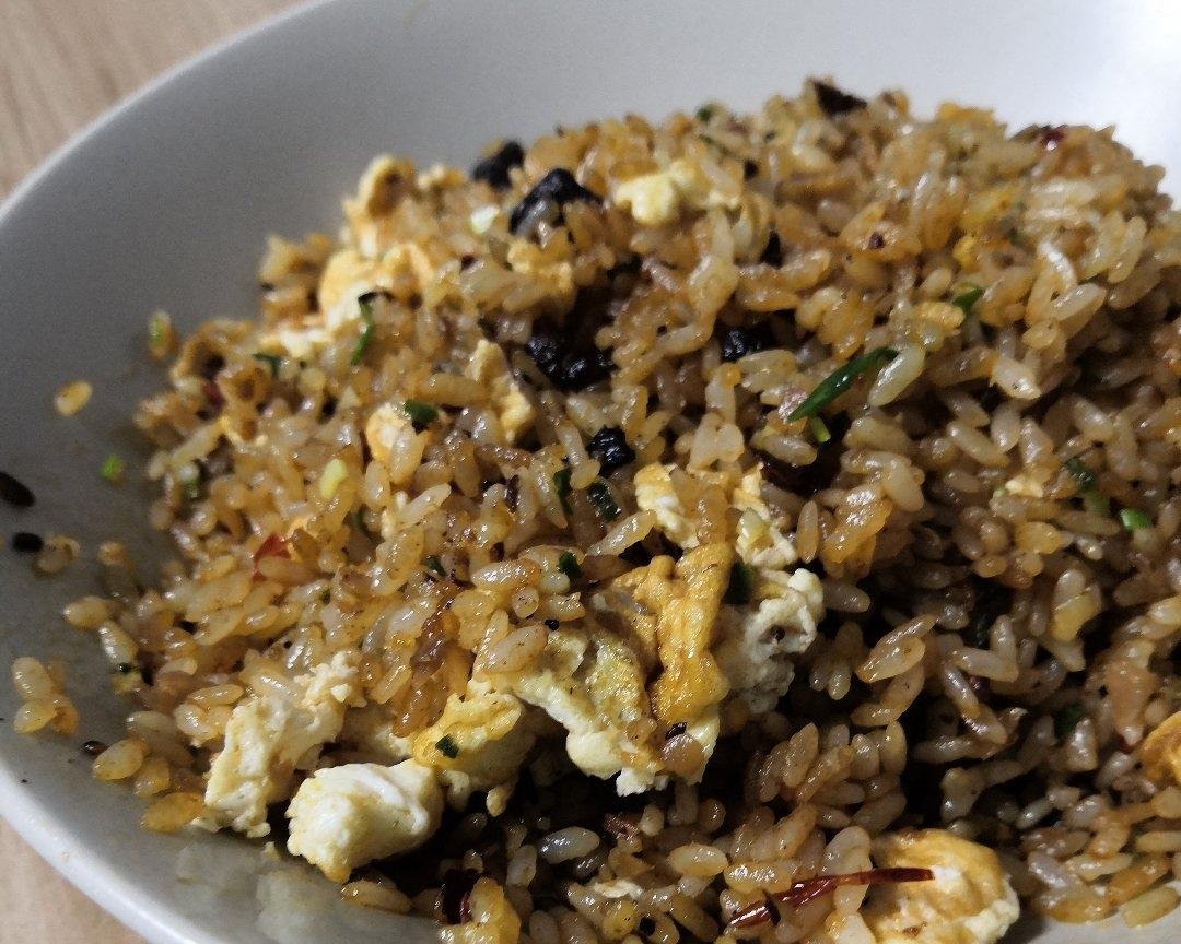 牛肉酱黄金蛋炒饭的做法