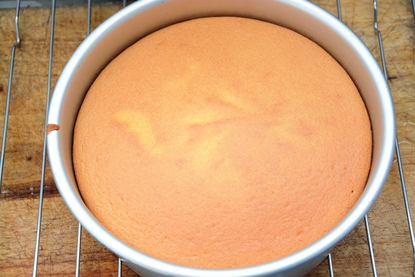 烤箱做蛋糕（戚风蛋糕的做法）的做法 步骤11