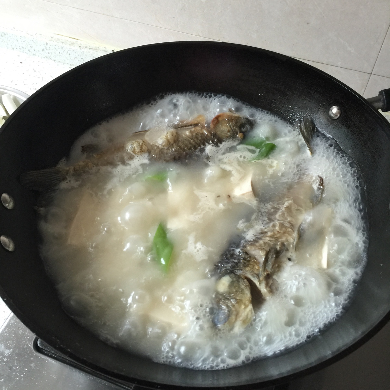 鲫鱼豆腐萝卜汤