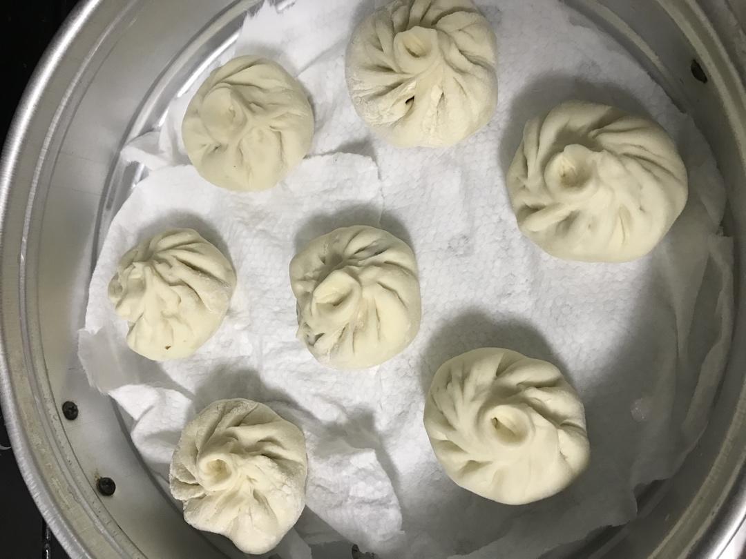 松软的素馅包子