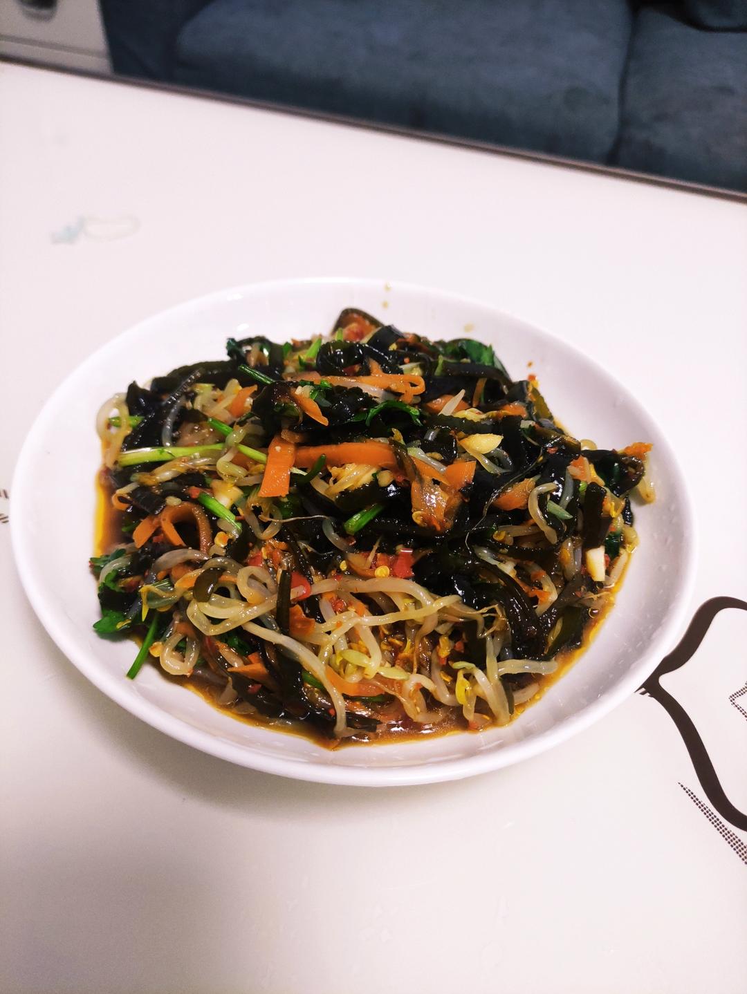 汁都想喝掉的凉拌豆芽海带丝～