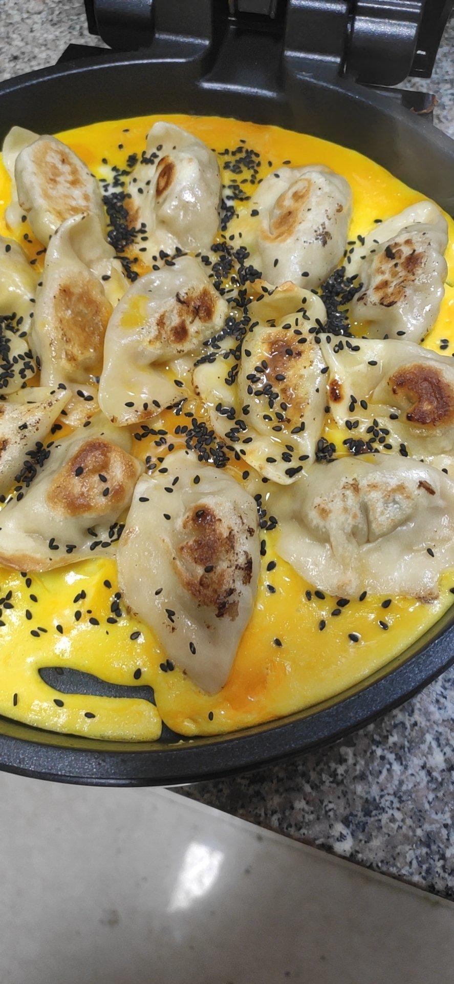 茜棈做的十分钟快手菜抱蛋煎饺速冻饺子