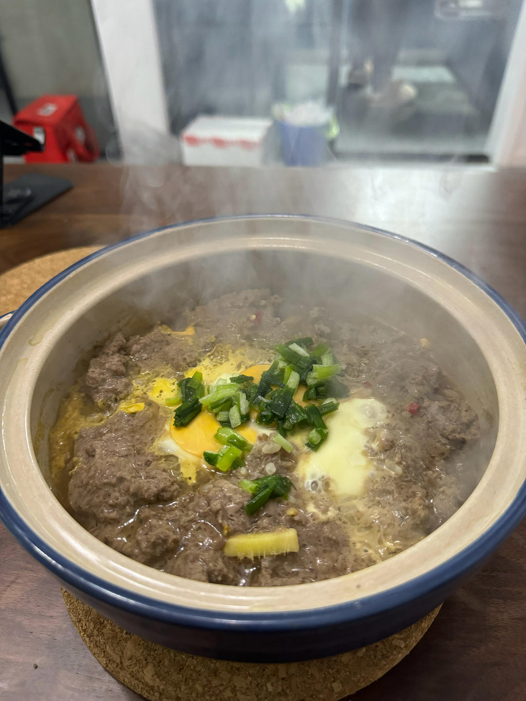 广式牛肉窝蛋煲仔饭