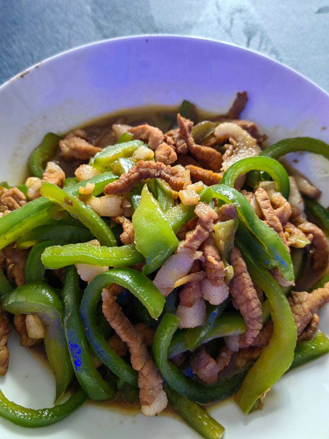 经典的家常菜，青椒炒肉丝，简单的食材也能做出如此美味