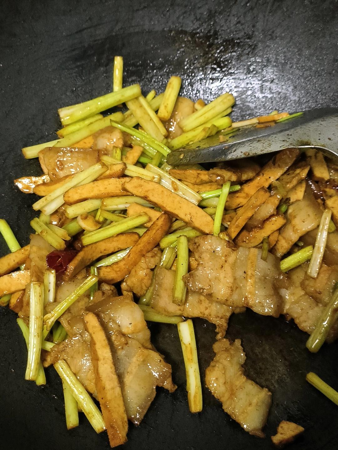 有点费米饭的芹菜炒肉