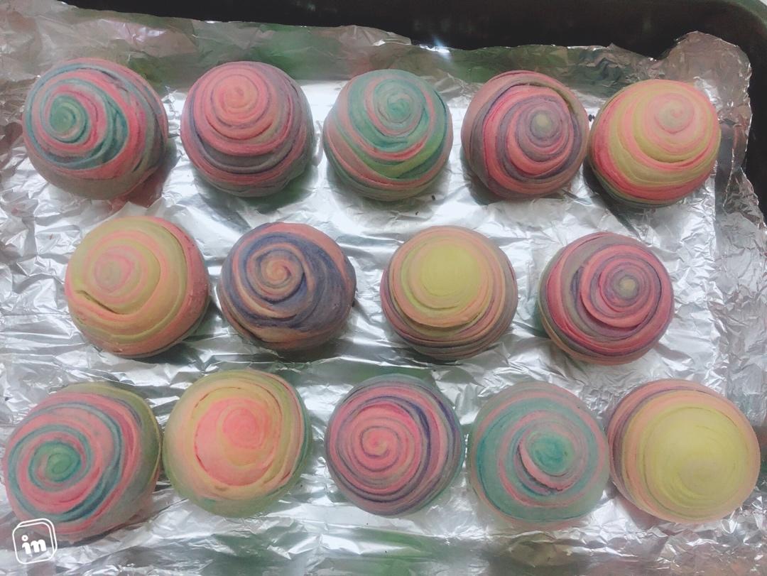 少女心爆棚的彩虹🌈蛋黄酥（转自烘焙帮）