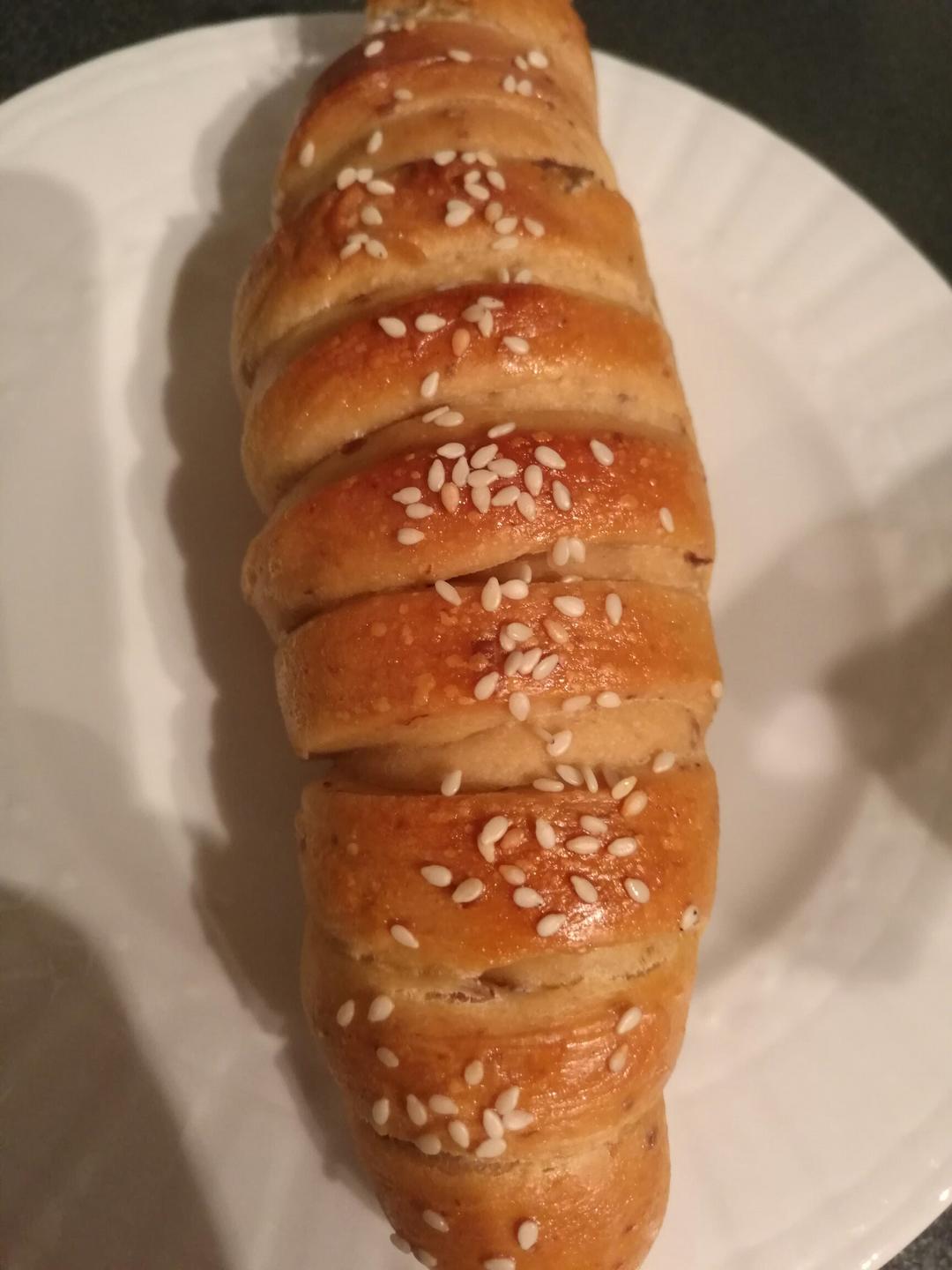 毛毛虫烤肠面包--附面包机揉面心得