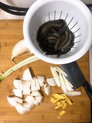 泥鳅白萝卜营养汤的做法 步骤1