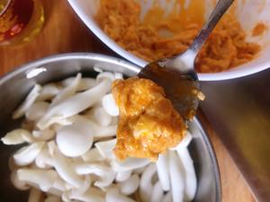 抹嘴的蛋黄焗白玉菇，不油炸【首发】的做法 步骤4