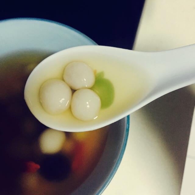 如何快速搓小汤圆且汤圆堆放在一起相互之间不粘连？