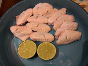 雨妈秘制:蒜香柠檬奥尔良烤鸡翅的做法 步骤1