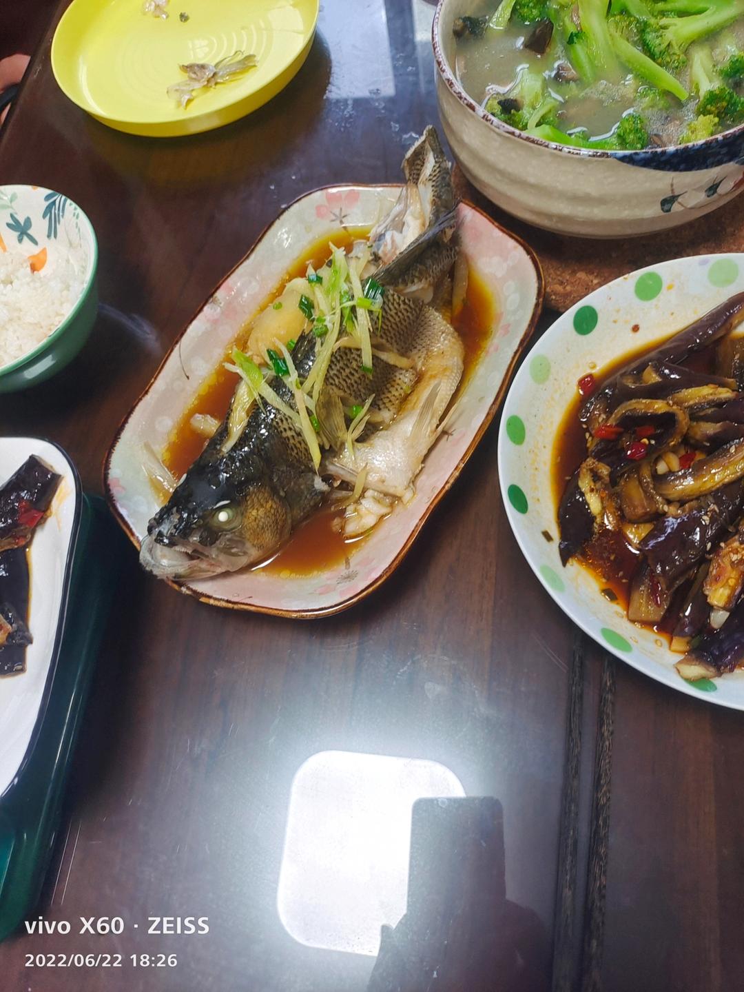 厨师长教你：“清蒸鲈鱼”，鲜嫩美味，内附蒸鱼酱油专业调制方法