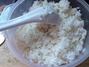 剩米饭鸡蛋饼的做法 步骤1